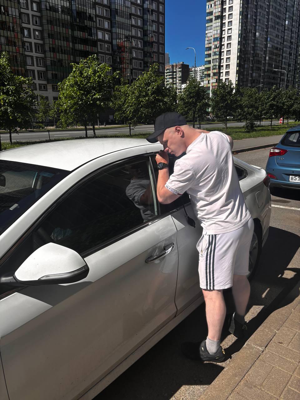 Вскрытие автомобиля без повреждений в Петергофе