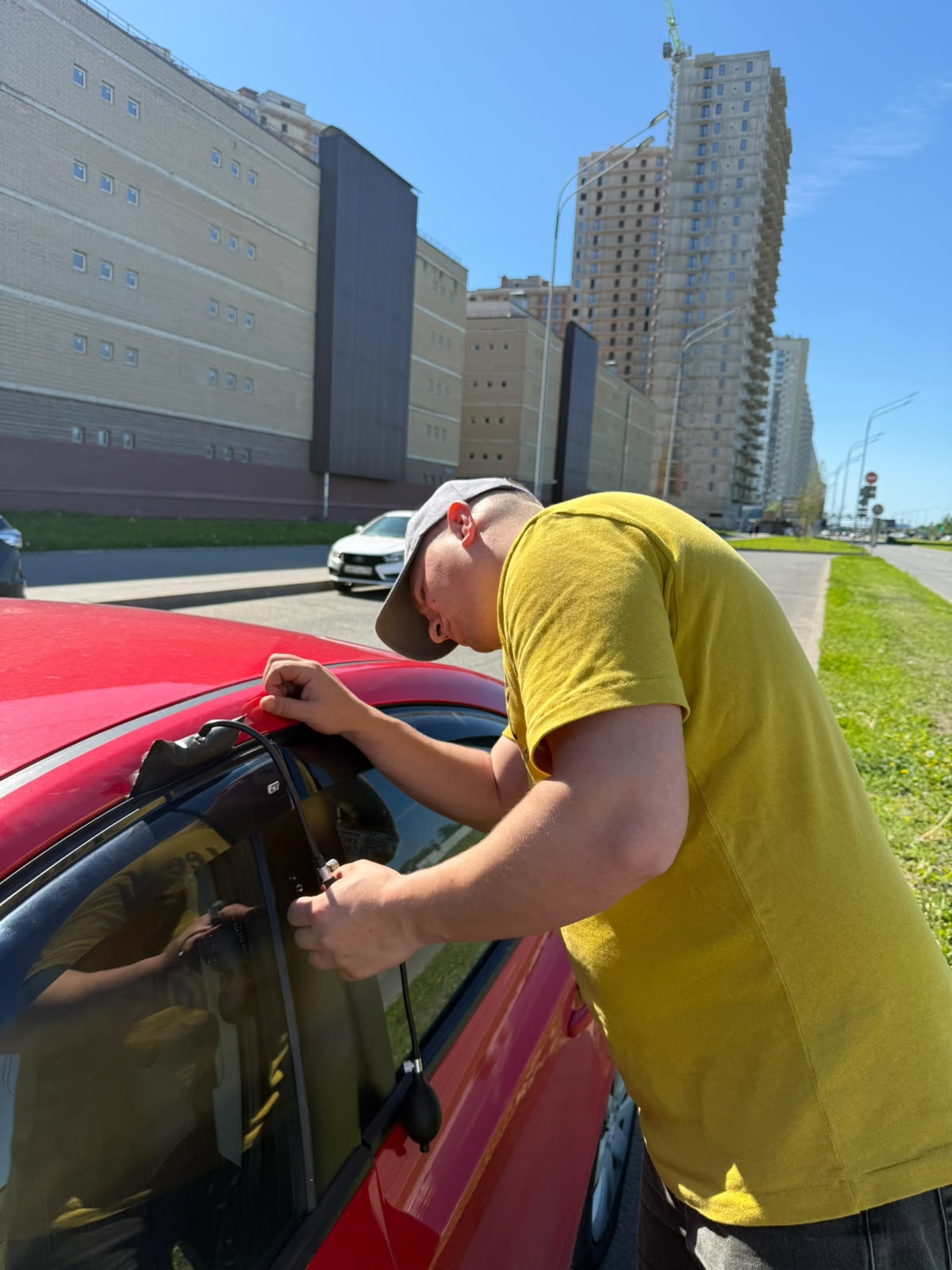 Аварийное вскрытие автомобиля мастером в Петергофе